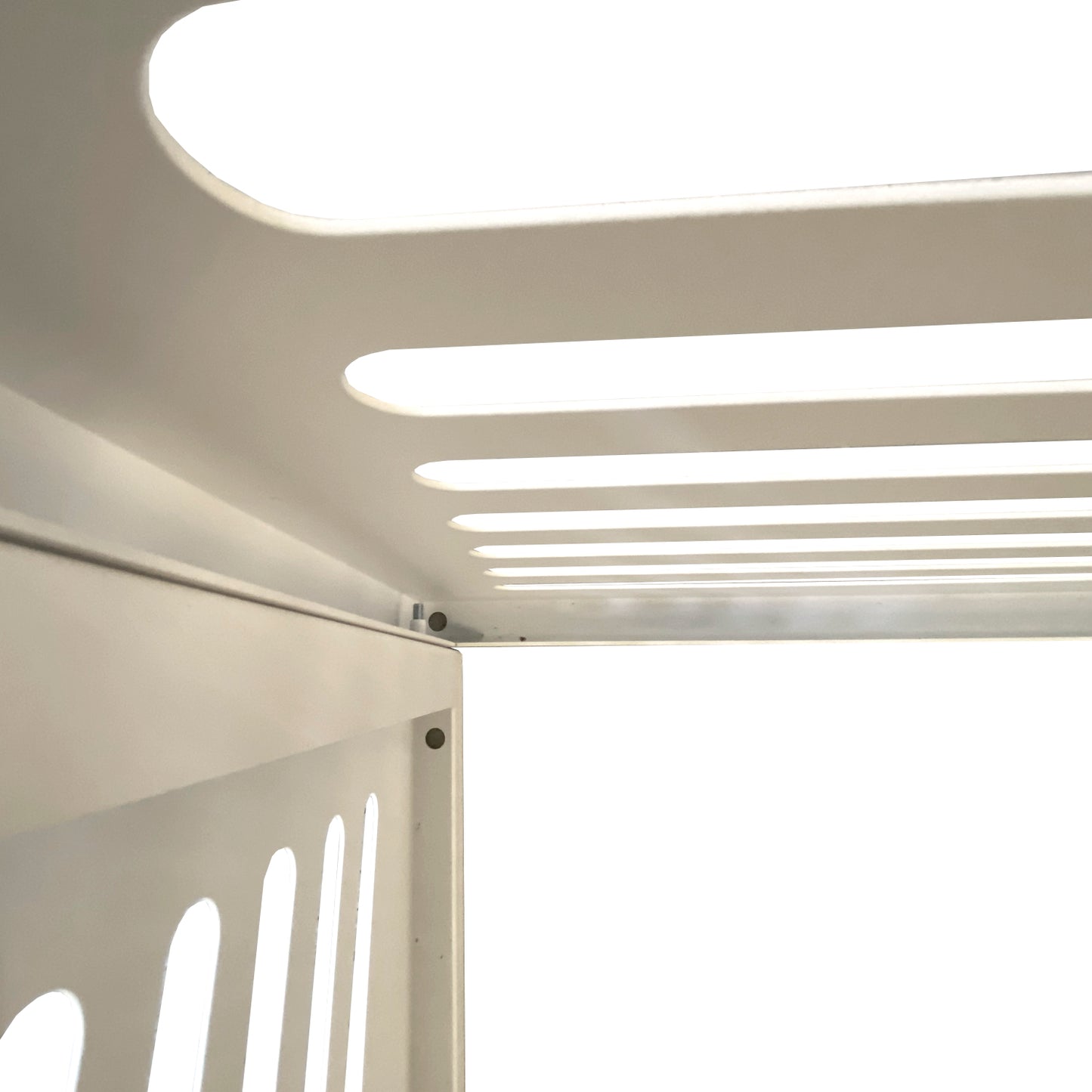 Metallinen vesi-ilmalämpöpumpun suoja, sisävesiaukot