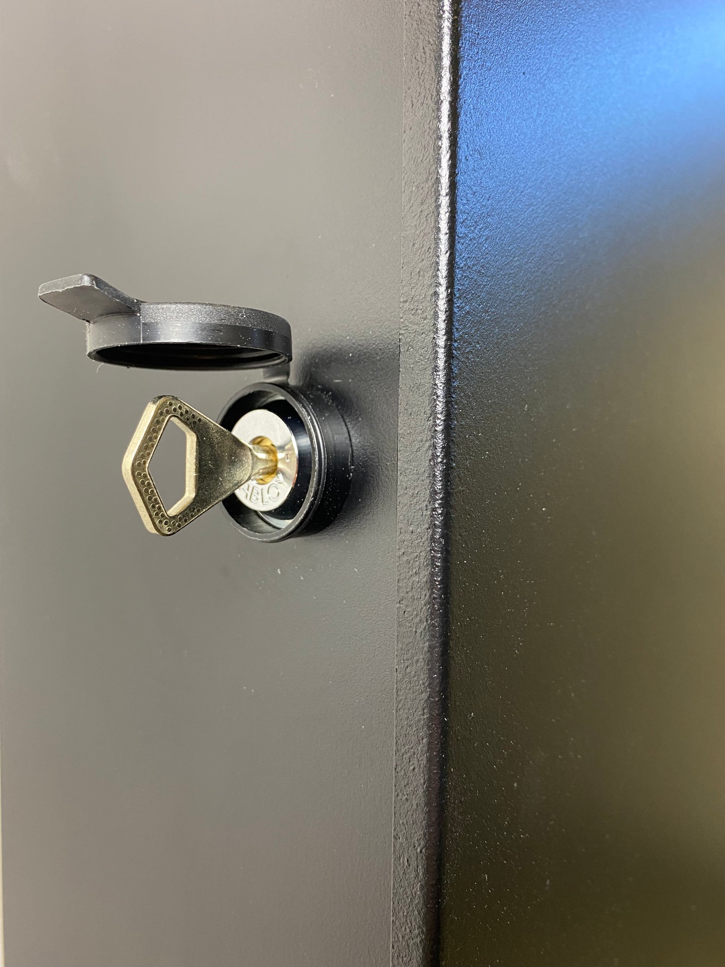 Abloy kalustelukko sähköauton kotilaturille/latausasemaan kolmiosalpalukon tilalle