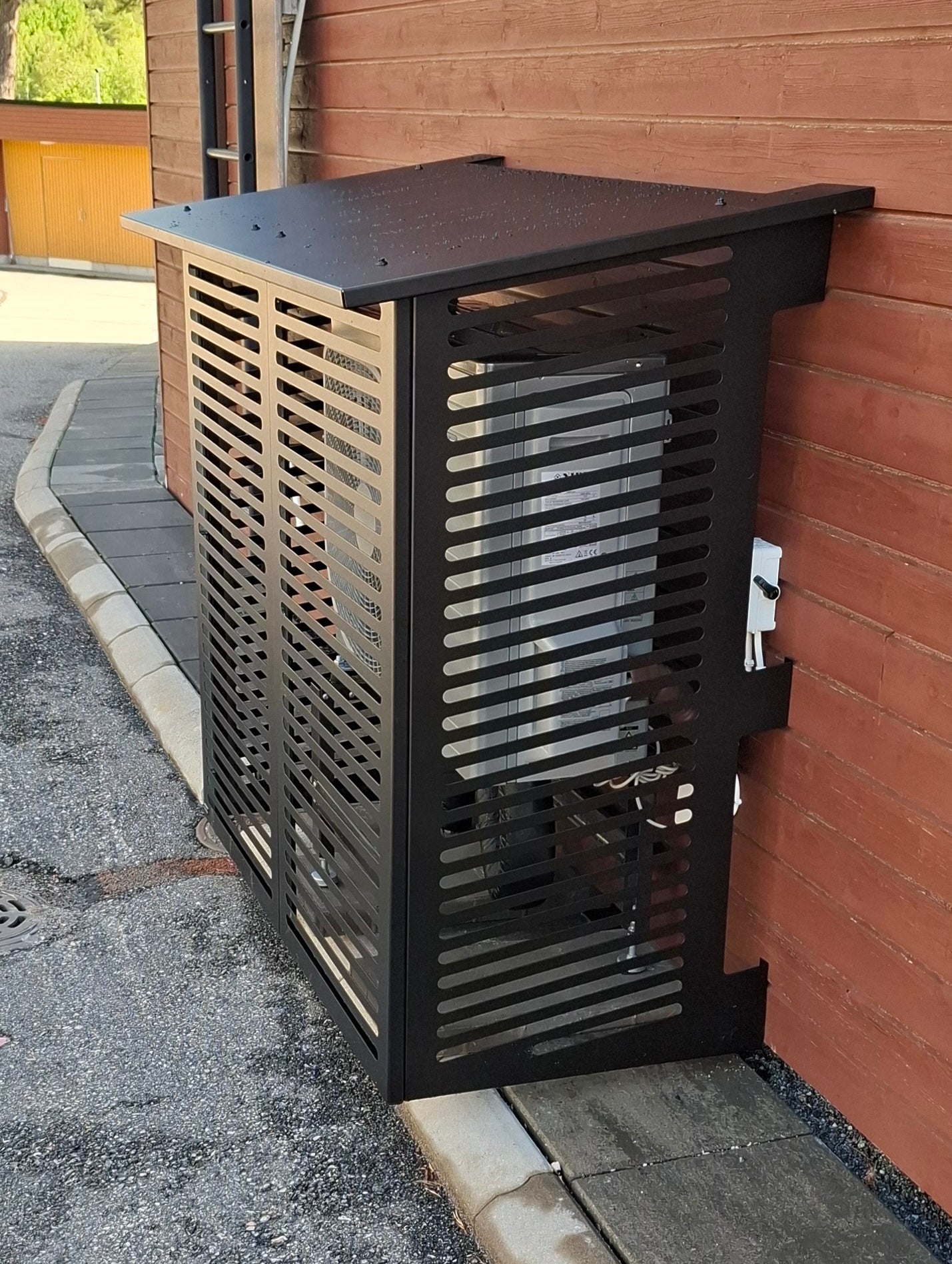 Mittatilaus suojakotelo lämpöpumpulle