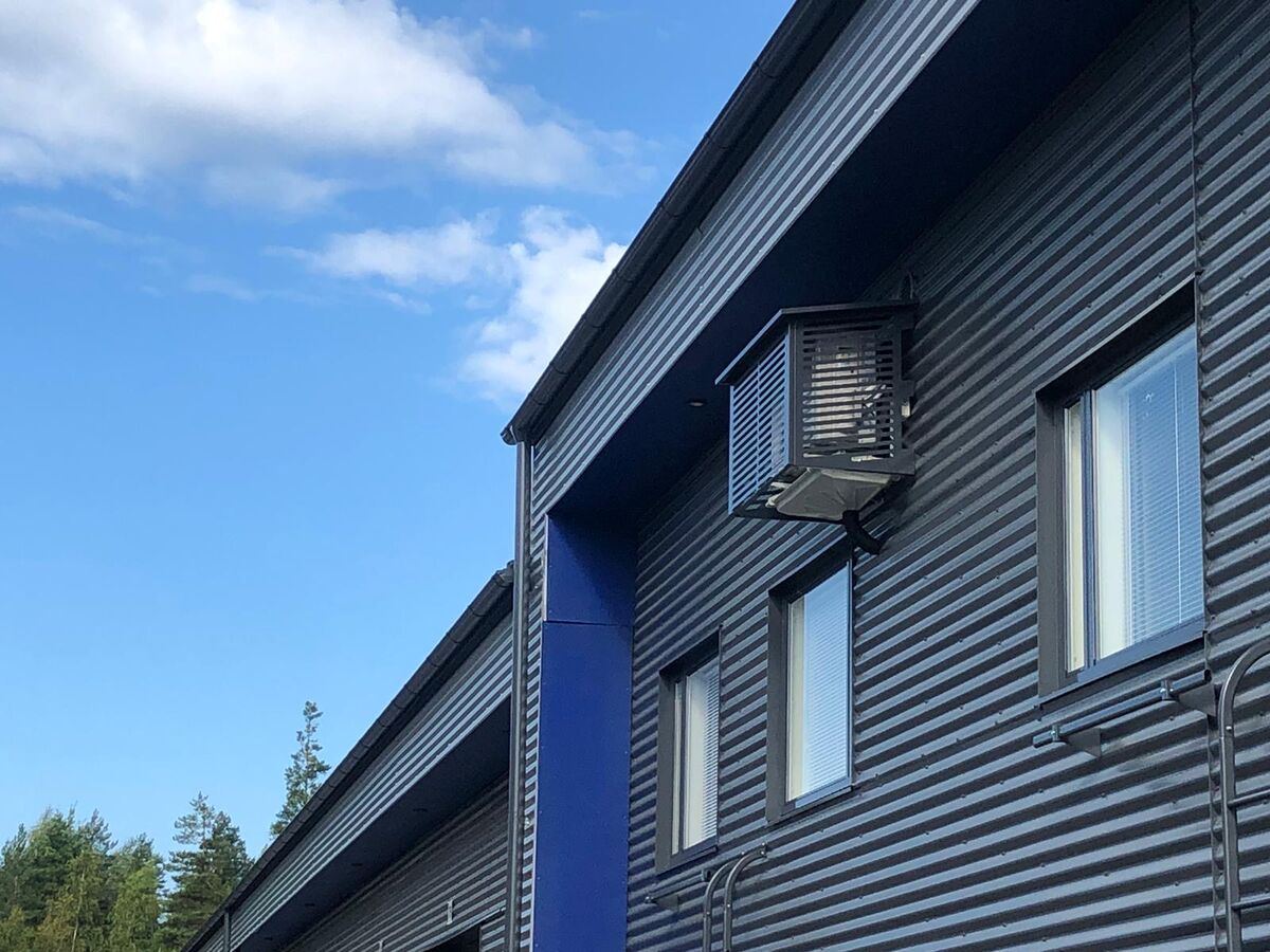 Metallinen ilmalämpöpumpun suoja, tumma harmaa väri